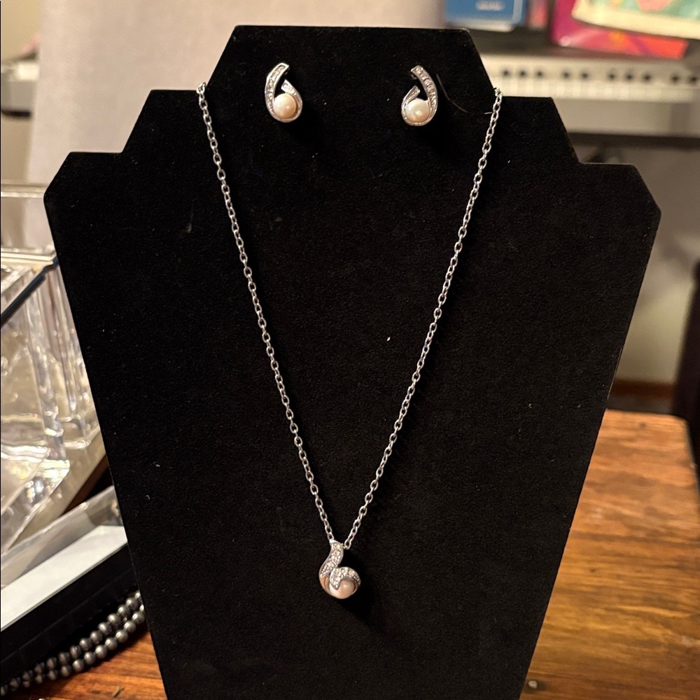 Chic Silver Necklace with Pearl and Rhinestone Accents